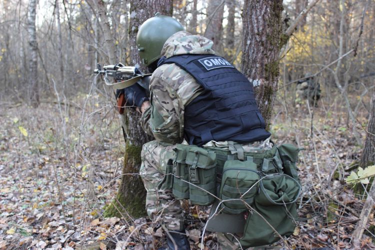 Брянский ОМОН провел комплексные занятия в полевых условиях.