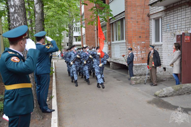 В Брянске Росгвардия провела парад под окнами ветеранов Великой Отечественной войны