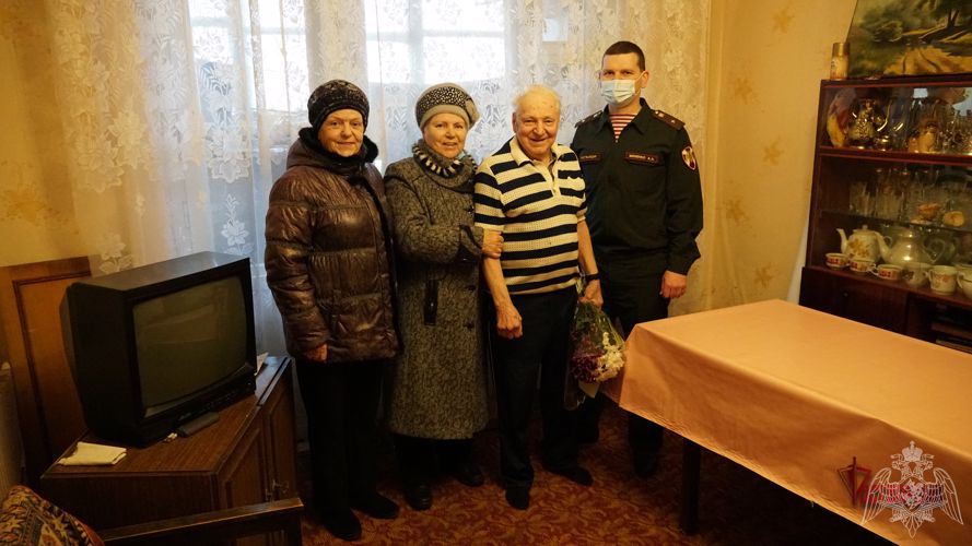 В Брянске росгвардейцы поздравили с 90-летием ветерана войск правопорядка