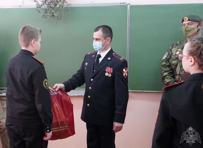 Брянские росгвардейцы посетили кадет школы имени Героя России Валерия Шкурного