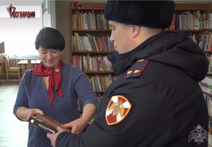 Росгвардейцы в Брянске передали книги в городскую библиотеку 