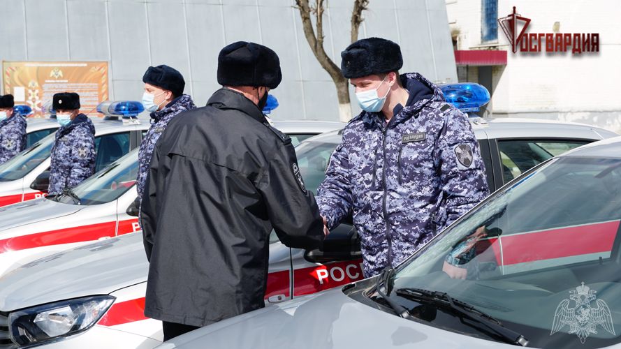 В Брянске сотрудники Росгвардии получили ключи от новых патрульных автомобилей 