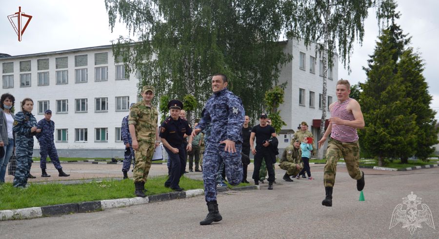 В Брянске в преддверии Дня России росгвардейцы провели спортивный праздник