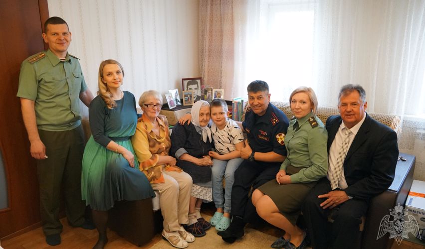 В Брянске росгвардейцы поздравили с юбилеем маму погибшего воина правопорядка