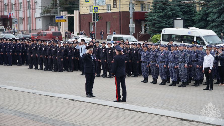 В Брянске прошёл общегородской развод нарядов Росгвардии и полиции перед заступлением на службу по охране общественного порядка