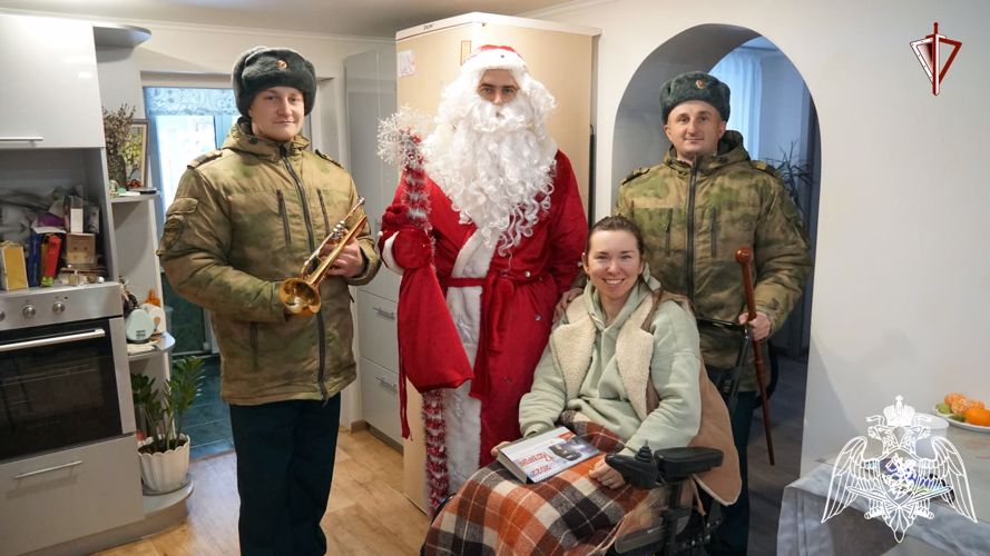 В Брянской области Дед Мороз специального назначения поздравил девушку с ограниченными возможностями здоровья