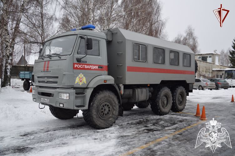 Росгвардейцы приняли участие в занятиях по контраварийному вождению