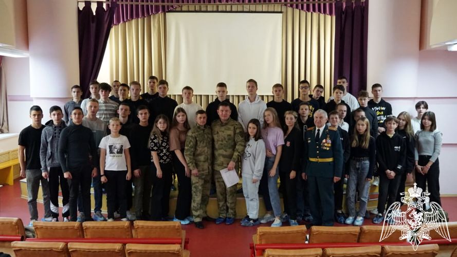 Росгвардейцы в Брянске рассказали курсантам военно-патриотического клуба о службе в Росгвардии