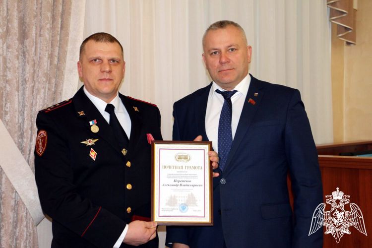 Спикер Брянской облдумы Суббот вручил награды росгвардейцам