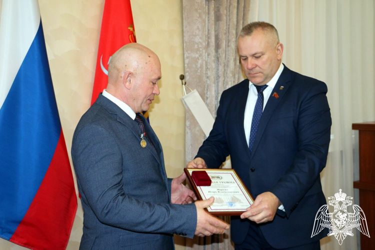 Спикер Брянской облдумы Суббот вручил награды росгвардейцам