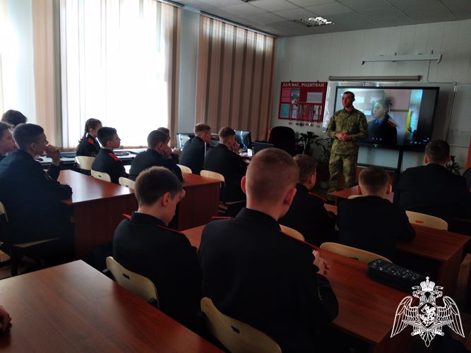 Брянские росгвардейцы провели уроки мужества для школьников