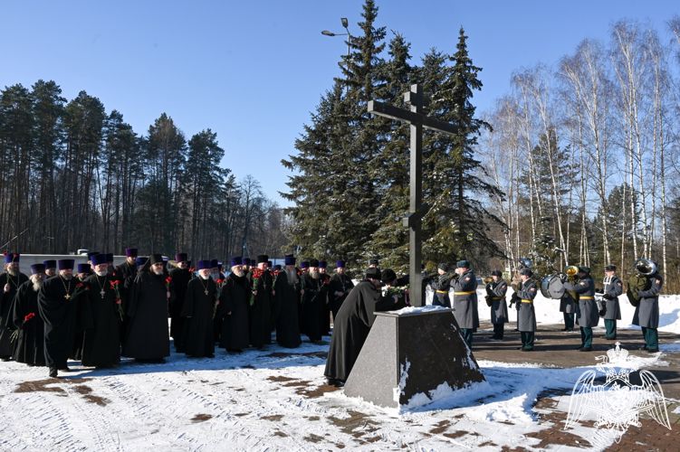 В День защитника Отечества оркестр Росгвардии провел музыкальное сопровождение возложения цветов к Поклонному Кресту у Памятника воинам-водителям
