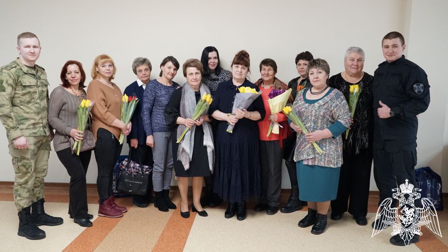 В Брянской области сотрудники Росгвардии поздравили женщин города с Международным женским днём