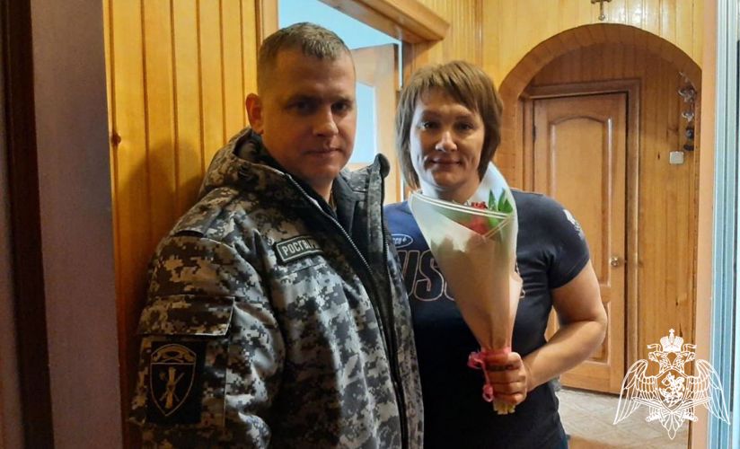 В Брянской области сотрудники Росгвардии поздравили женщин города с Международным женским днём