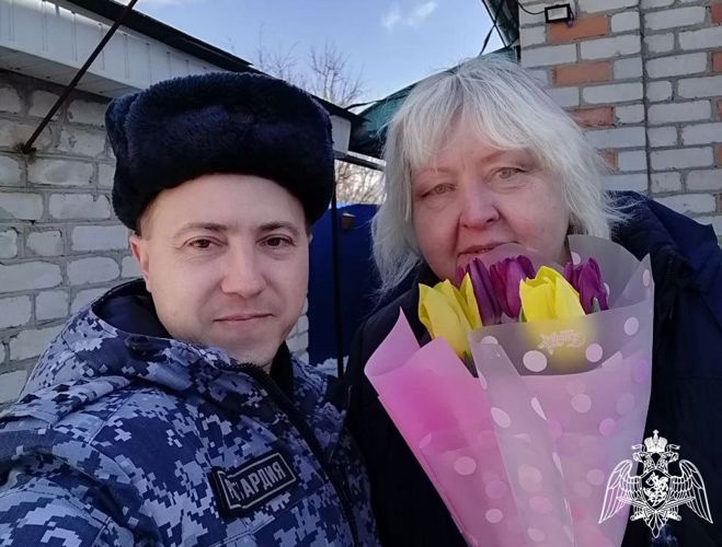 В Брянской области сотрудники Росгвардии поздравили женщин города с Международным женским днём