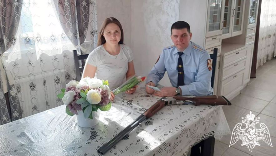 В Брянской области сотрудники Росгвардии поздравили женщин города с Международным женским днём