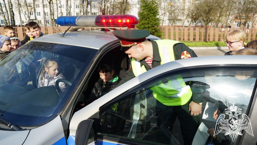 Офицеры Росгвардии провели занятие по правилам дорожного движения со школьниками