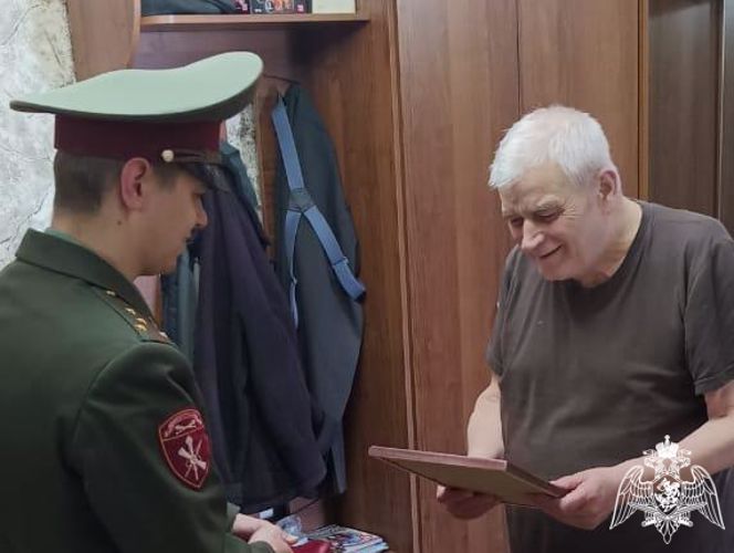 Росгвардейцы поздравили с юбилеем ветерана войск правопорядка