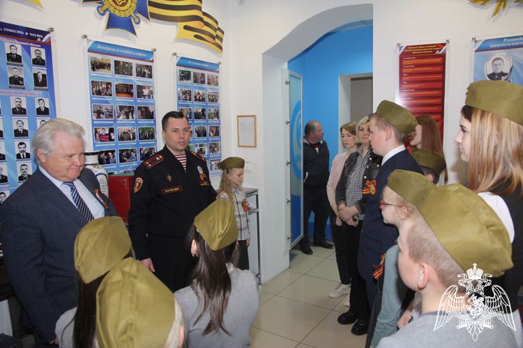 Росгвардейцы в Брянске провели для школьников урок мужества