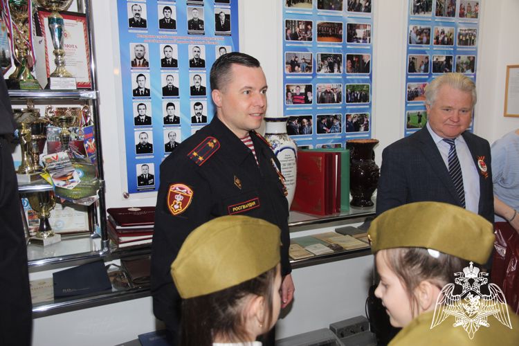 Росгвардейцы в Брянске провели для школьников урок мужества