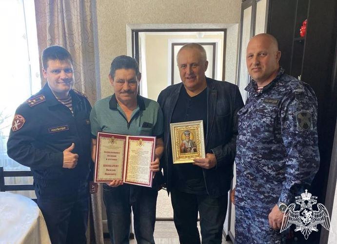Росгвардейцы поздравили с 60-летием ветерана войск правопорядка в Брянске