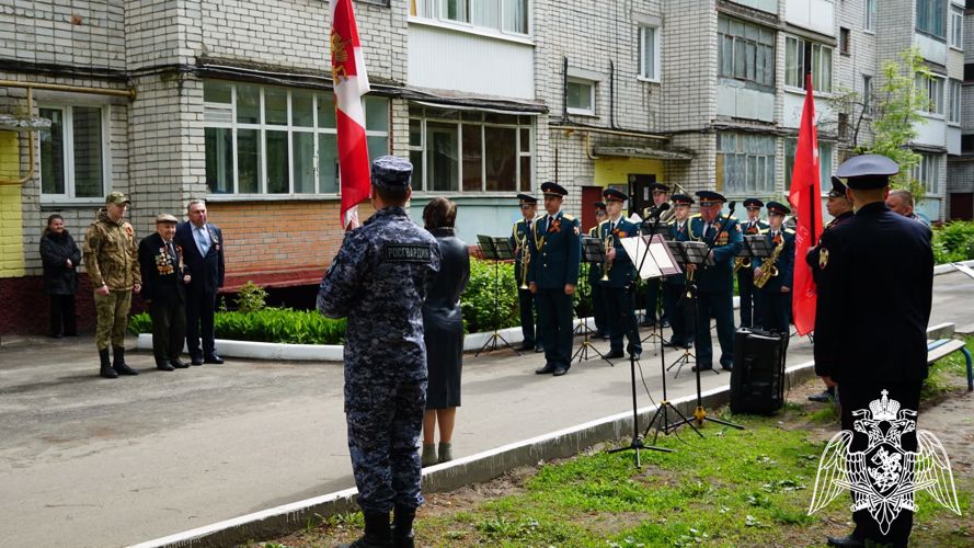 Росгвардия провела парад под окнами ветеранов Великой Отечественной войны в Брянске