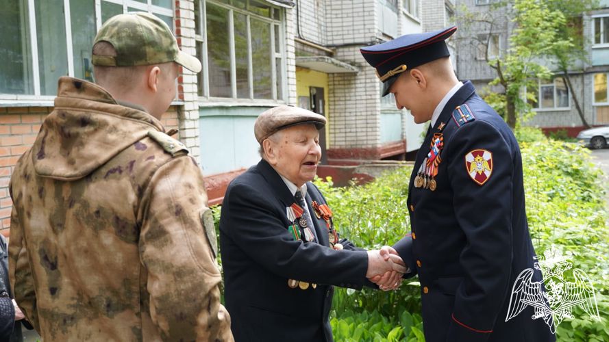 Росгвардия провела парад под окнами ветеранов Великой Отечественной войны в Брянске