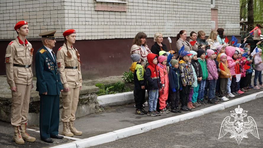 Росгвардия провела парад под окнами ветеранов Великой Отечественной войны в Брянске