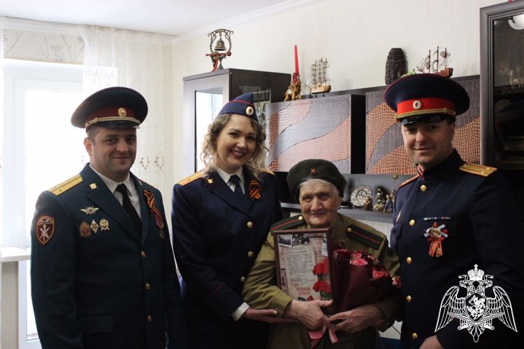 Росгвардия провела парад под окнами ветеранов Великой Отечественной войны в Брянске
