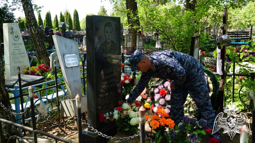 Росгвардейцы почтили память военнослужащего, погибшего при исполнении воинского долга