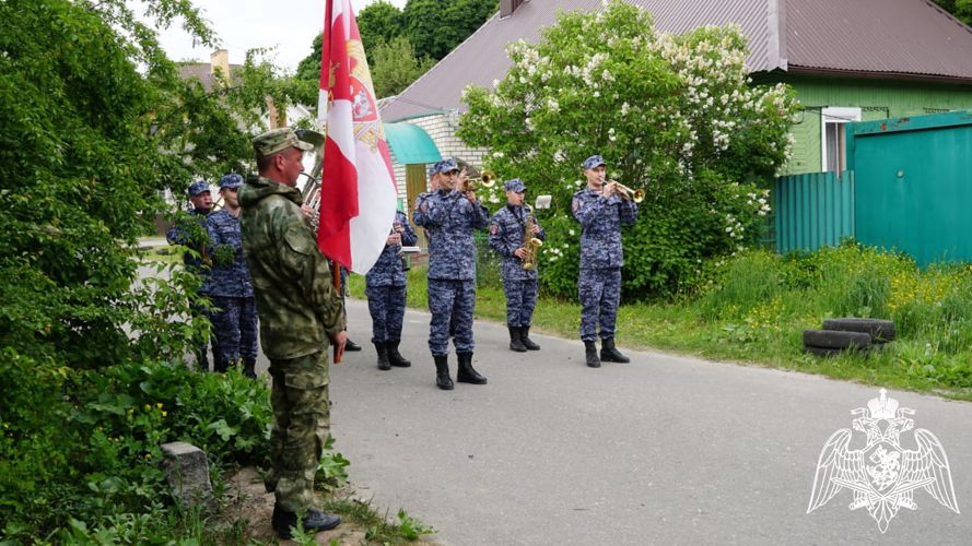 В Брянске росгвардейцы поздравили с днём рождения ветерана войск правопорядка