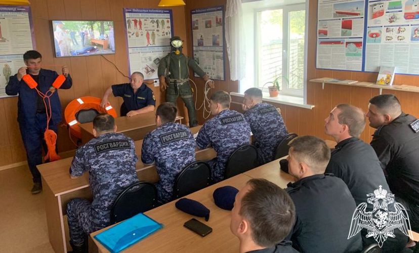        Брянские росгвардейцы прошли курс подготовки нештатных спасателей на воде