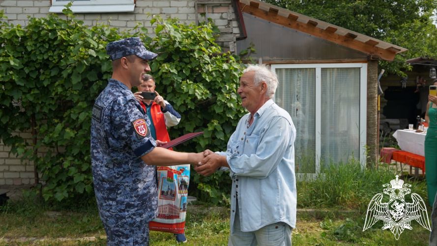Росгвардейцы поздравили с 70-летием ветерана войск правопорядка