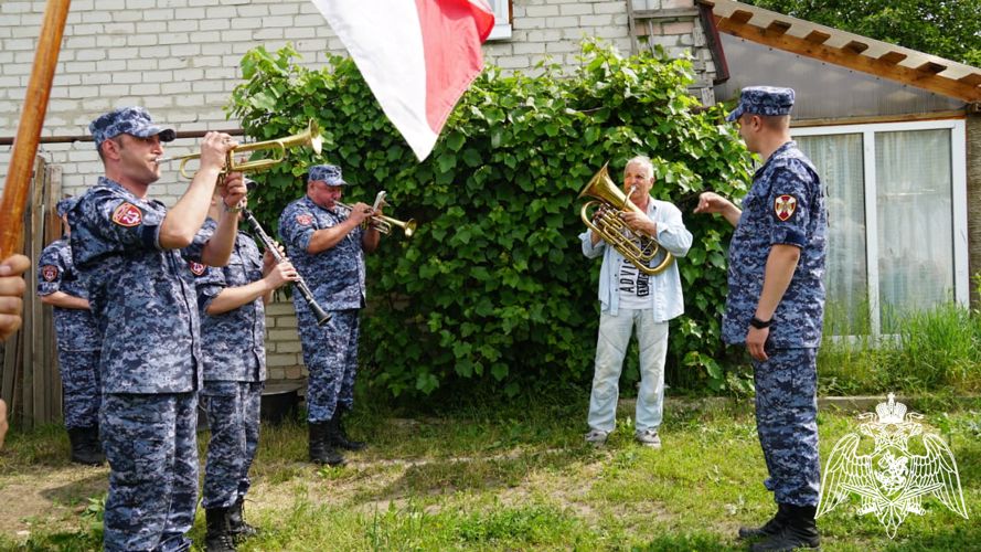 Росгвардейцы поздравили с 70-летием ветерана войск правопорядка