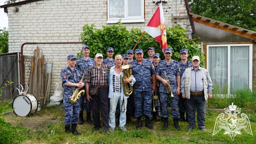 Росгвардейцы поздравили с 70-летием ветерана войск правопорядка