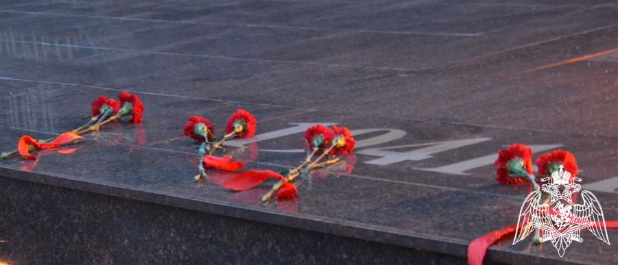 В Брянске росгвардейцы зажгли свечи в День памяти и скорби