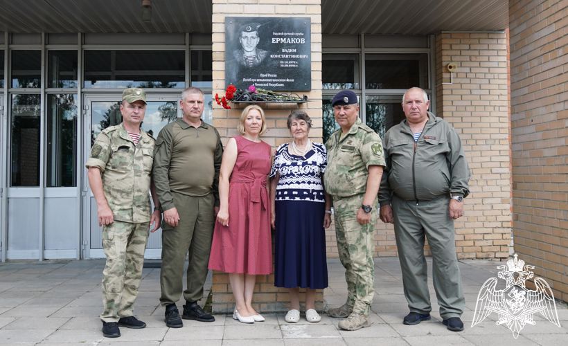 Росгвардейцы почтили память Героя России Вадима Ермакова