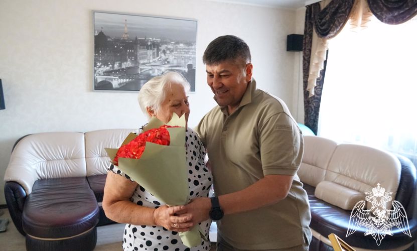 Росгвардейцы навестили родителей Героя России Олега Визнюка