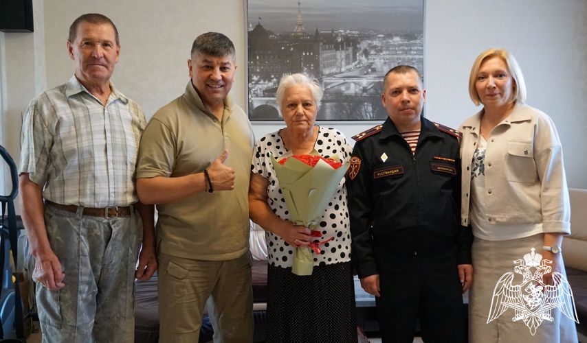 Росгвардейцы навестили родителей Героя России Олега Визнюка