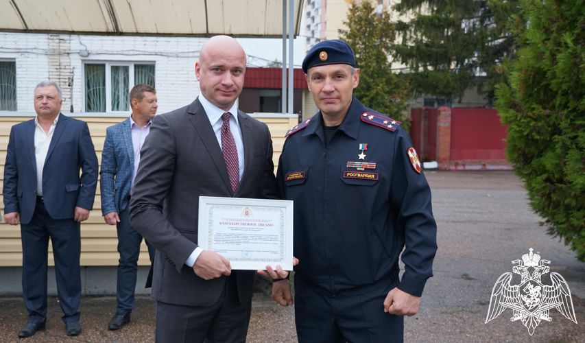 За содействие росгвардейцам руководителям брянских предприятий вручили благодарности