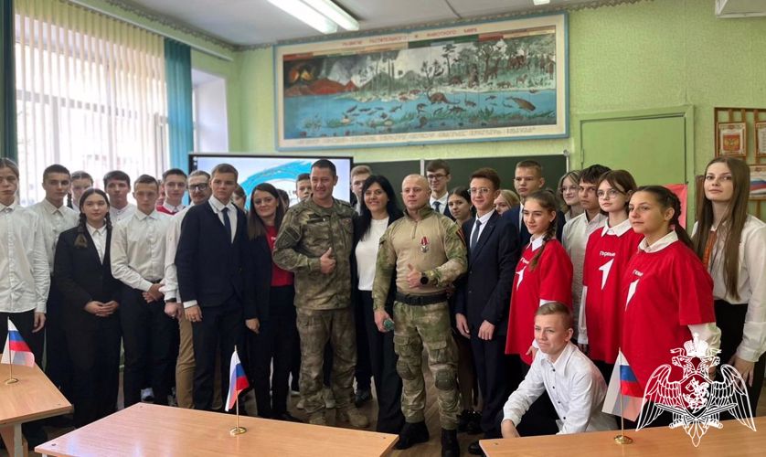 Росгвардейцы провели патриотический урок для брянских школьников