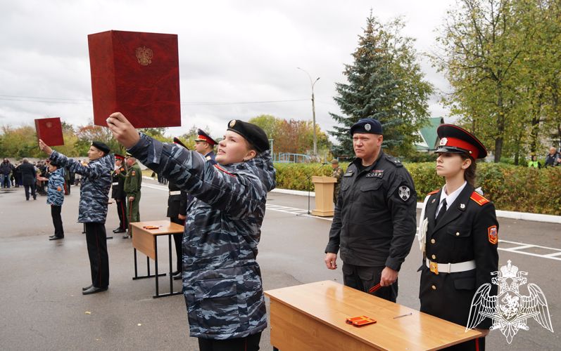Росгвардейцы поздравили кадет с принятием клятвы кадета в Брянске