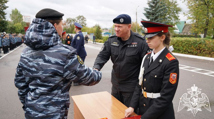 Росгвардейцы поздравили кадет с принятием клятвы кадета в Брянске