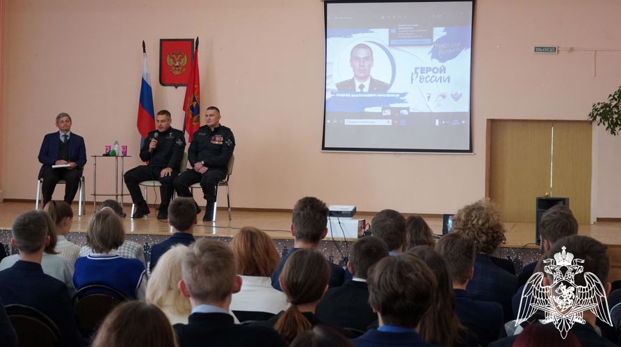 Брянские школьники встретились с Героем России Андреем Фроленковым