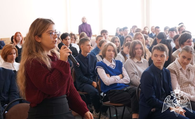 Брянские школьники встретились с Героем России Андреем Фроленковым