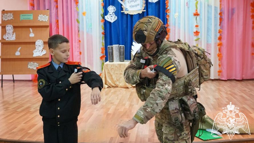 Сотрудники Росгвардии провели для кадет патриотический урок