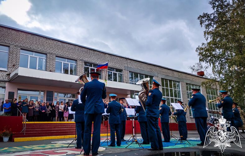 Брянские росгвардейцы поздравили учителей с праздником