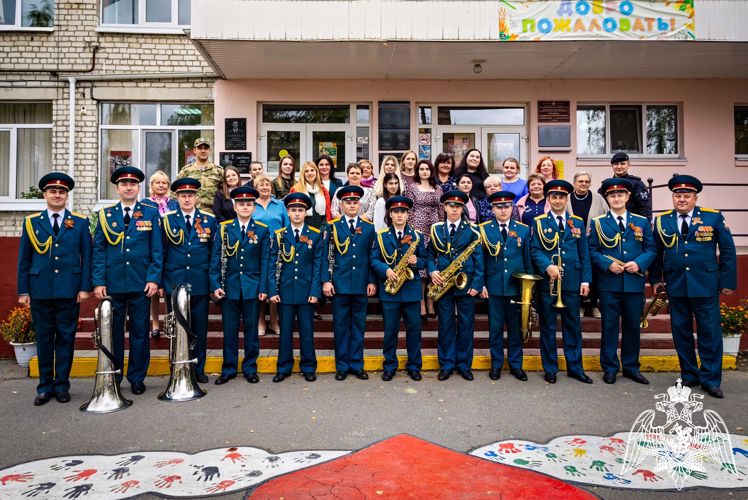 Брянские росгвардейцы поздравили учителей с праздником