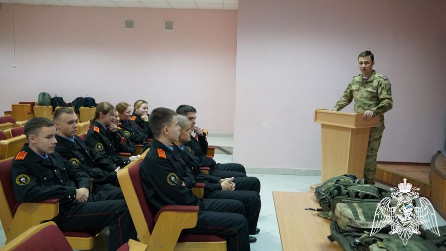 Росгвардейцы проводят уроки мужества для школьников в Брянске