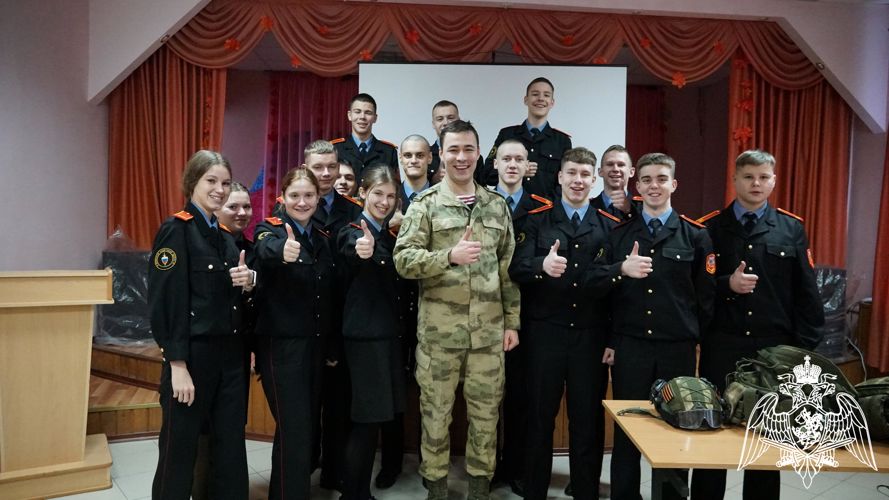 Росгвардейцы проводят уроки мужества для школьников в Брянске